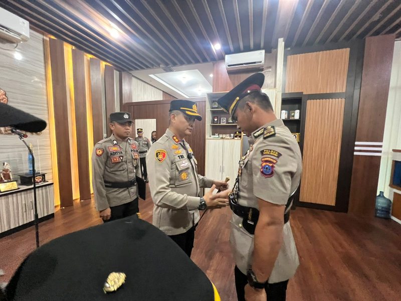 Kapolres Kotabaru AKBP Dr Tri Suhartanto Saat Pimpin Penyerahan Dua Jabatan Penting Kepadanya