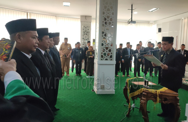 Bupati Tanah Bumbu dr HM Zairullah Azhar Saat Ambil Sumpah Jabatan Pejabat Yang Dilantik di Aula Bersujud I Pemkab Tanah Bumbu, Senin (15/10/2023). 
