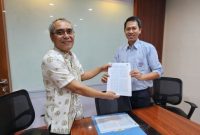 Penandatangan MuO antara DLH Tanah Bumbu, Rahmat Prapto Udoyo dengan Manajemen PT ITP
