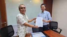 Penandatangan MuO antara DLH Tanah Bumbu, Rahmat Prapto Udoyo dengan Manajemen PT ITP