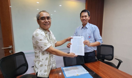 Penandatangan MuO antara DLH Tanah Bumbu, Rahmat Prapto Udoyo dengan Manajemen PT ITP