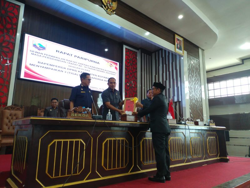 Penyerahan Berkas 3 Buah Raperda Inisiatif DPRD Kotabaru