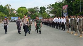Kapolres Tanah Bumbu Saat Periksa Pasukan di Apel Mantap Brata