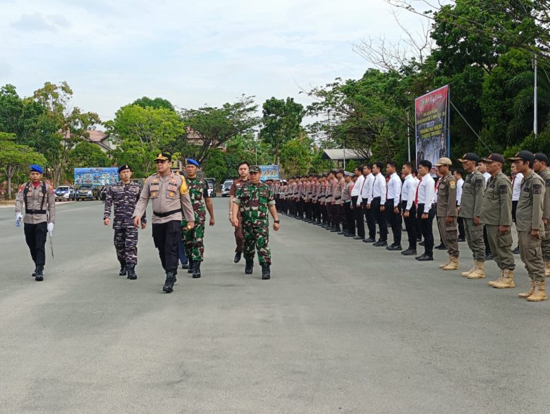 Kapolres Tanah Bumbu Saat Periksa Pasukan di Apel Mantap Brata