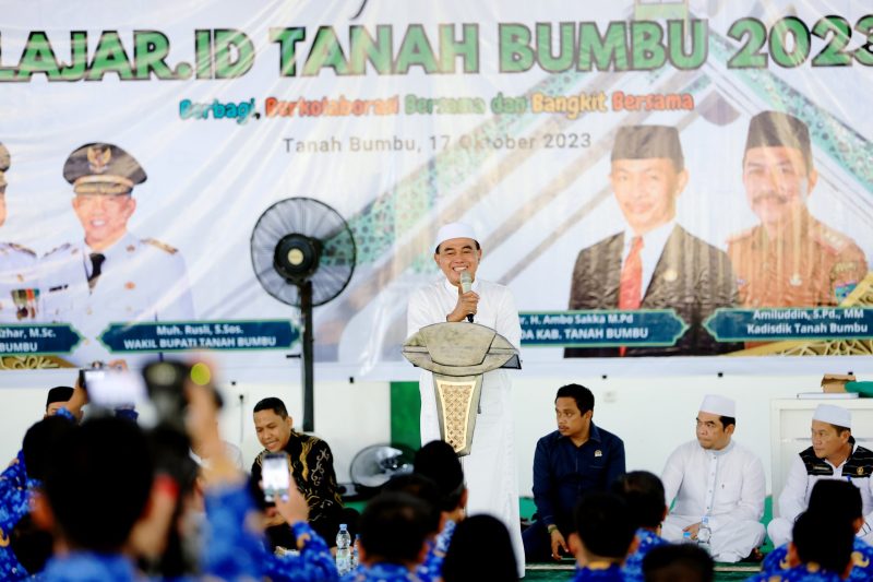 Bupati Tanah Bumbu dr HM Zairullah Azhar Saat Berikan Motivasi Kepada 224 Kepala Sekolah di Acara Gebyar Festival Belajar ID di Pendopo Kantor Bupati setempat, Selasa (17/10/2023) 