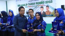 Anggota DPRD Tanah Bumbu, Syamsisar Saat Serahkan Hadiah Secara Simbolis ke Peserta Gebyar Festival Belajar ID