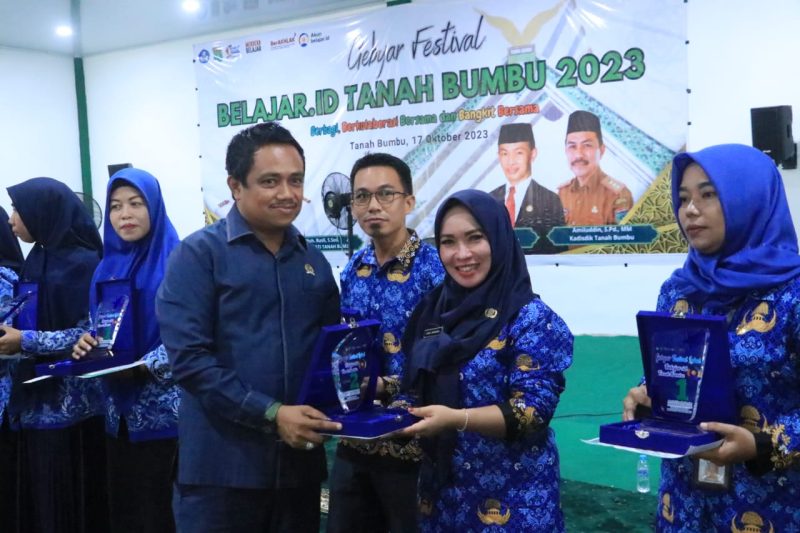 Anggota DPRD Tanah Bumbu, Syamsisar Saat Serahkan Hadiah Secara Simbolis ke Peserta Gebyar Festival Belajar ID