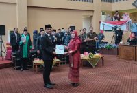 Ketua DPRD Tanah Bumbu Andrean Atma Maulani Saat Serahkan SK PAW Kepada Made Ludya Edwi Shanty
