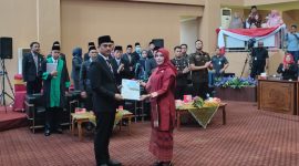 Ketua DPRD Tanah Bumbu Andrean Atma Maulani Saat Serahkan SK PAW Kepada Made Ludya Edwi Shanty