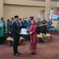 Ketua DPRD Tanah Bumbu Andrean Atma Maulani Saat Serahkan SK PAW Kepada Made Ludya Edwi Shanty