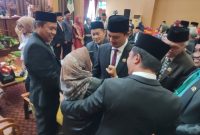 Metro Kalsel / Ketua DPRD Tanah Bumbu Andrean Atma Maulani Bersama Dua Wakilnya  serta Anggota DPRD Lainnya Saat Berikan Salam Perpisahan Usai Disahkan Tak Lagi Jabat anggota Legislatif