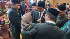 Metro Kalsel / Ketua DPRD Tanah Bumbu Andrean Atma Maulani Bersama Dua Wakilnya  serta Anggota DPRD Lainnya Saat Berikan Salam Perpisahan Usai Disahkan Tak Lagi Jabat anggota Legislatif