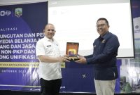 Penyerahan cendramata dari Kantor KPP Pratama Batulicin kepada Kepala BPKAD Kotabaru