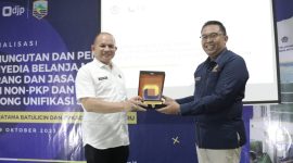 Penyerahan cendramata dari Kantor KPP Pratama Batulicin kepada Kepala BPKAD Kotabaru