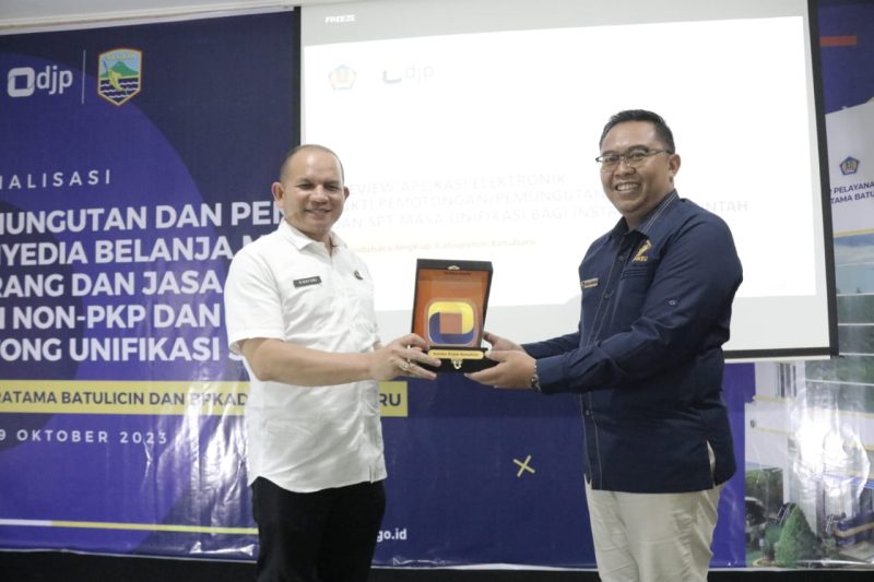 Penyerahan cendramata dari Kantor KPP Pratama Batulicin kepada Kepala BPKAD Kotabaru