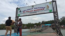 Peserta Layang-layang Internasional, Diajak Jalan-jalan ke tempat Wisata Pulau Burung Kecamatan Simpang Empat Tanah Bumbu, Kalimantan Selatan