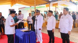Bupati Tanah Bumbu dr HM Zairullah Azhar Saat Laksanakan Pelantikan Kepala Desa Karang Intan Kecamatan Kuranji disaksikan Kepala Dinas PMD Tanah Bumbu, Samsir