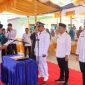 Bupati Tanah Bumbu dr HM Zairullah Azhar Saat Laksanakan Pelantikan Kepala Desa Karang Intan Kecamatan Kuranji disaksikan Kepala Dinas PMD Tanah Bumbu, Samsir
