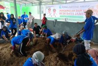 Metro Kalsel / Warga Desa Selaselilau Kecamatan Karang Bintang Saat Praktek Budidaya Jamur Tiram