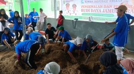 Metro Kalsel / Warga Desa Selaselilau Kecamatan Karang Bintang Saat Praktek Budidaya Jamur Tiram