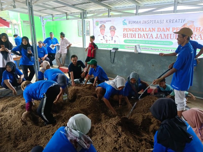 Metro Kalsel / Warga Desa Selaselilau Kecamatan Karang Bintang Saat Praktek Budidaya Jamur Tiram