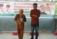 Kades Selaselilau, Mawar Saat Menerima Cendramata dari Ketua RIK Tanbu, Anwar Ali Wahab