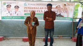 Kades Selaselilau, Mawar Saat Menerima Cendramata dari Ketua RIK Tanbu, Anwar Ali Wahab