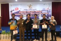 Andreuw Parinussa sang Penulis dan Sutradara Film asal Makassar Saat Foto Bersama Dengan Peserta Bimtek