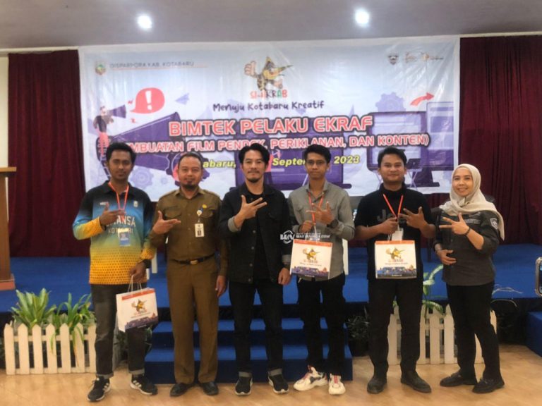 Andreuw Parinussa sang Penulis dan Sutradara Film asal Makassar Saat Foto Bersama Dengan Peserta Bimtek