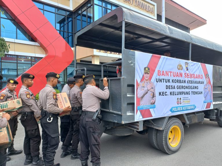 Polres Kotabaru Salurkan Bantuan Bahan Pokok ke Korban Kebakaran Geronggang