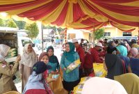 Ketua TP PKK Tanbu, Hj Wahyu Windarti Zairullah Saat Pantau Operasi Pasar di Desa Pandan Sari
