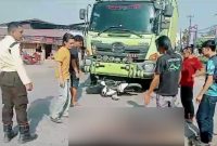 Tangkapan Layar / Kecelakaan di Angsana Kabupaten Tanah Bumbu Antara Sepeda Motor dan Truk Tronton Yang Akibatkan Pengedara Sepeda Motor Meninggal Dunia