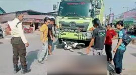 Tangkapan Layar / Kecelakaan di Angsana Kabupaten Tanah Bumbu Antara Sepeda Motor dan Truk Tronton Yang Akibatkan Pengedara Sepeda Motor Meninggal Dunia