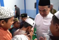Bupati Tanah Bumbi dr HM Zairullah Azhar Saat Berinteraksi Dengan Anak-anak di Program SDSM