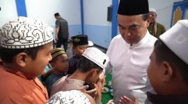 Bupati Tanah Bumbi dr HM Zairullah Azhar Saat Berinteraksi Dengan Anak-anak di Program SDSM