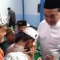 Bupati Tanah Bumbi dr HM Zairullah Azhar Saat Berinteraksi Dengan Anak-anak di Program SDSM