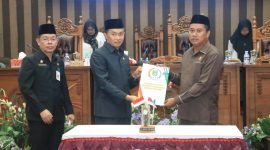 Serah Terima Dokumen Pengesahan RTRW Tanah Bumbu