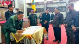 Penandatangan 6 Buah Raperda di Gedung DPRD Kotabaru