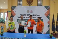 Metro Kalsel / Kepala Kantor Imigrasi Kelas II TPI Batulicin dan PT Pos Saat Perlihatkan Perjanjian Kerjasama Layanan Pengiriman Dokumen Keimigrasian Wilayah Batulicin dan Kotabaru