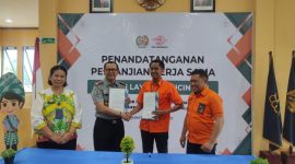 Metro Kalsel / Kepala Kantor Imigrasi Kelas II TPI Batulicin dan PT Pos Saat Perlihatkan Perjanjian Kerjasama Layanan Pengiriman Dokumen Keimigrasian Wilayah Batulicin dan Kotabaru