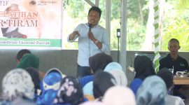 Ketua RIK Tanbu Saat Sampaikan Arahannya Saat Laksanakan Pelatihan Budidaya Jamur Tiram di Desa Selaselilau