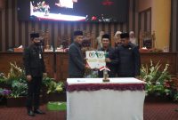 Serah Terima Dokumen Dua Raperda Antara Sekda dan Wakil Ketua DPRD Tanah Bumbu