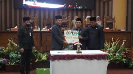 Serah Terima Dokumen Dua Raperda Antara Sekda dan Wakil Ketua DPRD Tanah Bumbu