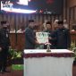 Serah Terima Dokumen Dua Raperda Antara Sekda dan Wakil Ketua DPRD Tanah Bumbu