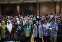 Ketua TP PKK Tanah Bumbu Hj Wahyu Windarti bersama Kadis PMD, Samsir Saat Foto Bersama Dengan Kader Posyandu Se-Tanbu