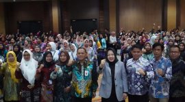 Ketua TP PKK Tanah Bumbu Hj Wahyu Windarti bersama Kadis PMD, Samsir Saat Foto Bersama Dengan Kader Posyandu Se-Tanbu