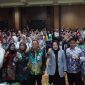 Ketua TP PKK Tanah Bumbu Hj Wahyu Windarti bersama Kadis PMD, Samsir Saat Foto Bersama Dengan Kader Posyandu Se-Tanbu