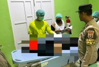 Istimewa / Petugas Medis dan Polsek Saat Melihat Keadaan Pelaku Bunuh Diri di RSUD Jaya Sumitra Kotabaru