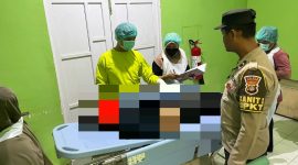 Istimewa / Petugas Medis dan Polsek Saat Melihat Keadaan Pelaku Bunuh Diri di RSUD Jaya Sumitra Kotabaru