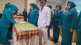 Ketua PKK Kecamatan Simpang Empat, Norlina Saat Lantik Ketua PKK Hidayah Makmur